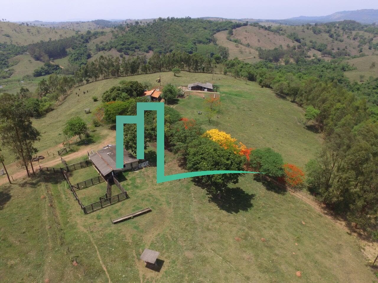 SÍTIO PRÓXIMO Á CIDADE DE CAPETINGA/MG EXCELENTE OPORTUNIDADE!  - 02 dormitórios - Sala  - Cozinha - Lavanderia  - Mobil